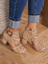 Sandalen mit ausgehöhltem Blockabsatz